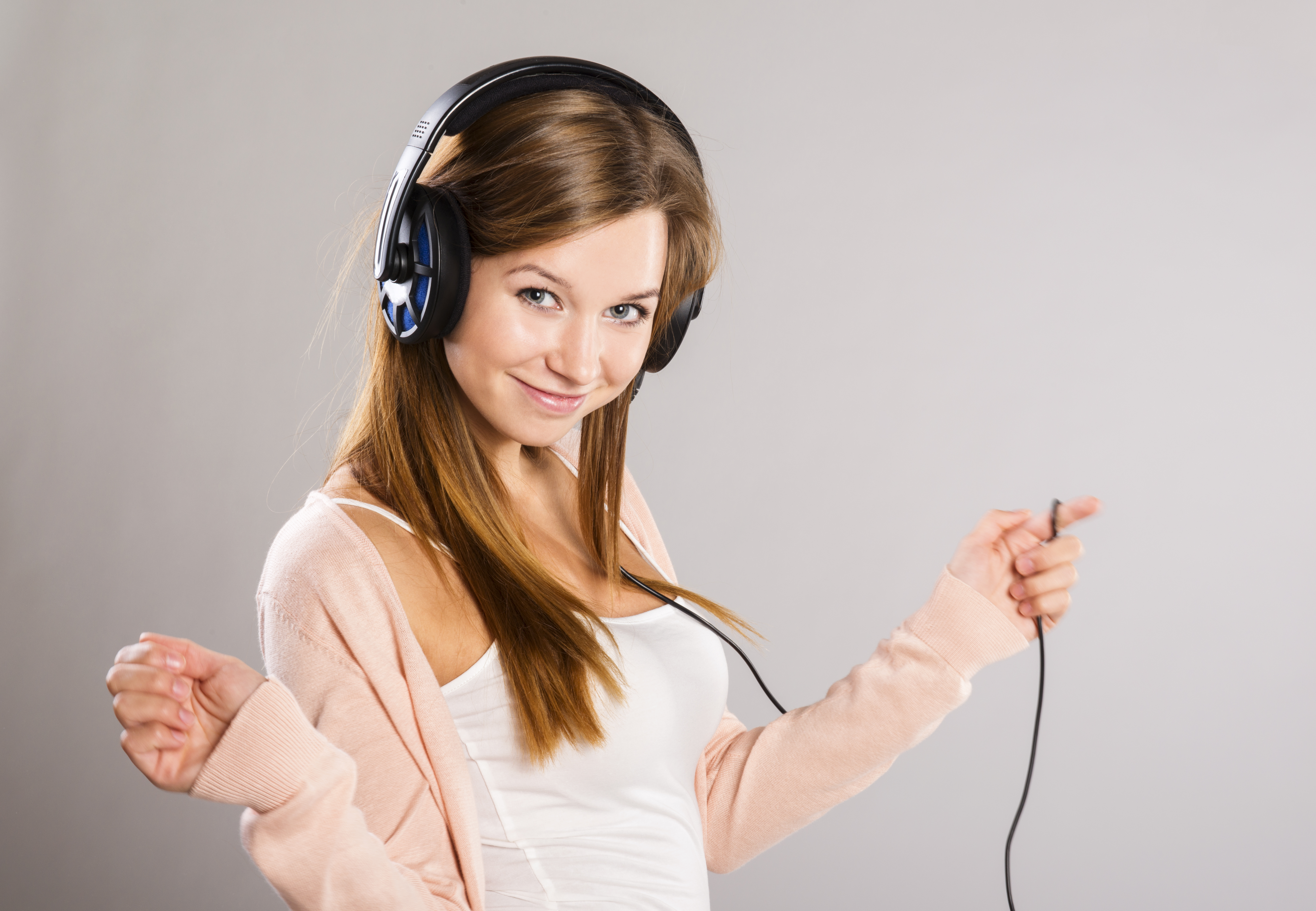 graphicstock-attractive-girl-with-headphones-on-gray-background_B06ezkVMiWW.jpg